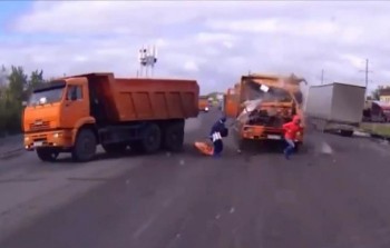 [VIDEO] Hai người qua đường thoát chết thần kỳ trước đầu xe tải