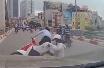 [VIDEO] Hai cô gái trẻ gặp tai nạn trên cầu vượt Ngã Tư Sở, Hà Nội