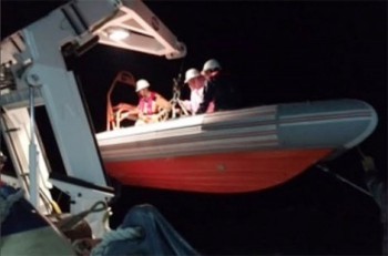 Cứu hai ngư dân gặp nạn do biển động