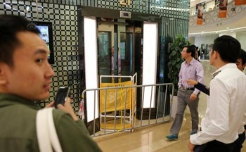 Trung Quốc: Hành khách bị mắc kẹt trong thang máy