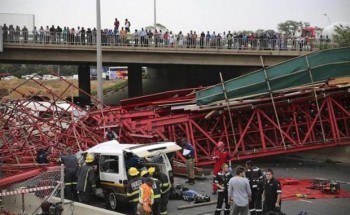 Cầu sập xuống đường cao tốc, 22 người thương vong