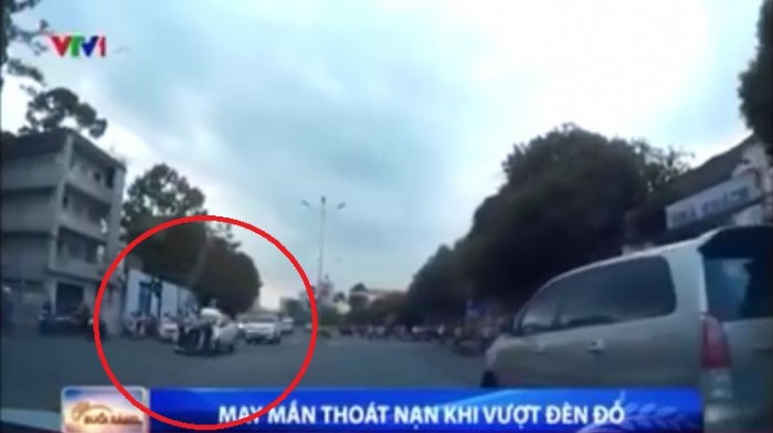 [VIDEO] Vượt đèn đỏ, cả gia đình 'nguy hiểm' trước đầu taxi
