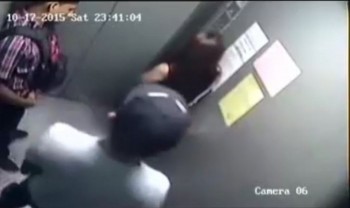 [VIDEO] Hai tên cướp đánh đập dã man cô gái trong thang máy