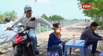 [VIDEO] Thủ thuật cầm điện thoại khi nghe để không bị cướp giật