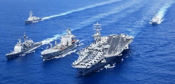 Mỹ tuyên bố điều thêm tàu chiến áp sát đảo nhân tạo