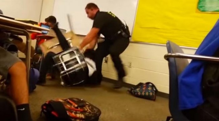 Cảnh sát Mỹ kéo lê nữ sinh da màu ra khỏi lớp học