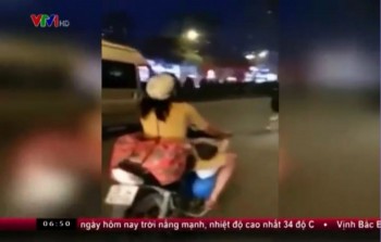 [VIDEO] Người mẹ Việt chở con ngủ trên xe máy gây xôn xao dư luận quốc tế