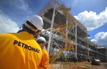 Petronas vượt qua cơn bão giá dầu