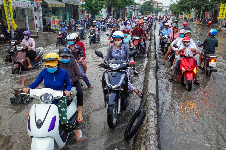 nguoi sai gon giup nhau trong ngay trieu cuong dang cao