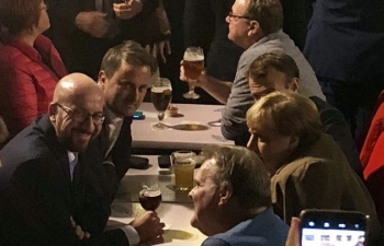 Thủ tướng Đức, Tổng thống Pháp rủ nhau uống bia sau giờ họp