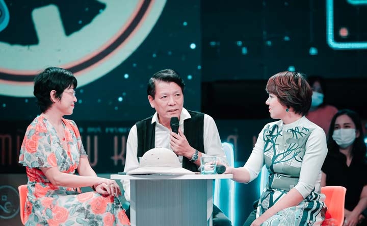 ca sĩ Quanh Vinh cùng Thảo Vân và Diễm Quỳnh trong chương trình Quán Thanh Xuân tháng 10.2021