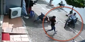 [VIDEO] Bắt quả tang hai thanh niên trộm xe SH trên đường Xã Đàn, Hà Nội