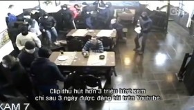 [VIDEO] Thanh niên "tỉnh bơ" ngồi ăn giữa cuộc hỗn chiến