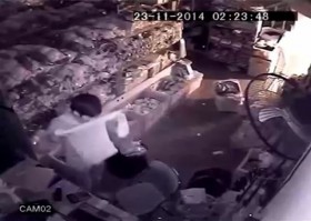 [VIDEO] Tên trộm đứng trước camera để... bịt mặt