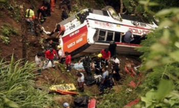 Xe buýt rơi xuống vách núi ở Nepal