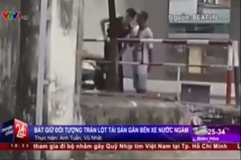 [VIDEO] Cầm dao cướp trắng trợn giữa ban ngày ở Hà Nội