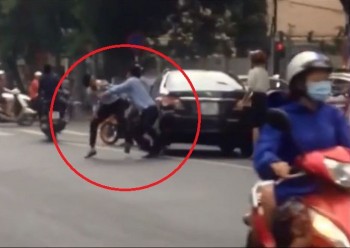 [VIDEO] 'Xe máy, ô tô' đánh nhau giữa phố ở Hà Nội