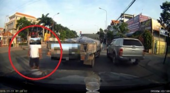 [VIDEO] Tạt đầu vượt phải, 'xe tải' còn dọa nạt 'xe con'