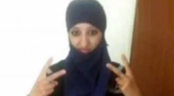 [Video] Nữ khủng bố ở Pháp tự nổ tung, đầu văng xuống đường