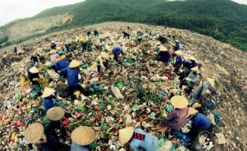 Ghi ở bãi rác lớn nhất miền Trung