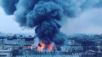Trung tâm thương mại ở St. Petersburg chìm trong biển lửa