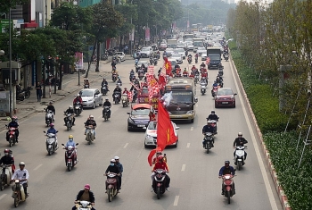 Hàng trăm cổ động viên diễu hành trước trận Việt Nam gặp Campuchia