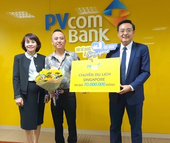 PVcomBank trao tặng chuyến du lịch Singapore cho khách hàng