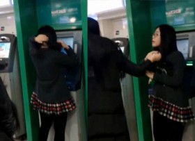 [VIDEO] Thiếu nữ "no đòn" vì mải làm điệu bên cột ATM