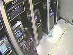 [VIDEO] Dùng búa đập nát 9 cây ATM vì không rút được tiền