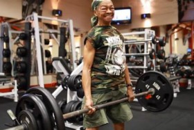 [VIDEO] "Choáng" với cụ bà 77 tuổi nâng tạ 90 kg