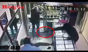 [VIDEO] Chủ tiệm vàng chống trả quyết liệt 3 tên cướp có súng