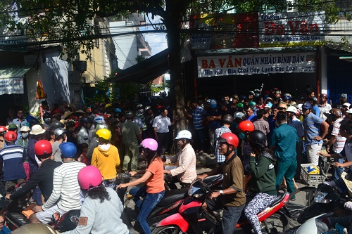 Khánh Hoà: Vật thể lạ gây tắc nghẽn đường phố