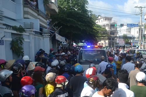Khánh Hoà: Vật thể lạ gây tắc nghẽn đường phố