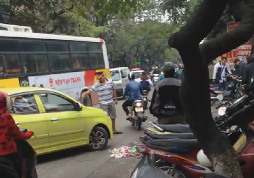 [VIDEO] Thanh niên chuyên "chặn đầu" ô tô đi ngược chiều ở Hà Nội