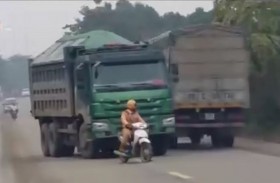 [VIDEO] Tài xế xe quá tải "ngang nhiên" chống lệnh CSGT