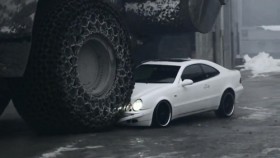 [VIDEO] Xe xúc khổng lồ "đè bẹp" xế sang Mercedes