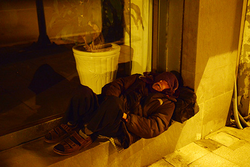 người vô gia cư co ro giữa rét lạnh