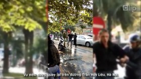 [VIDEO] Thanh niên "ngáo đá" vùng vẫy, kêu cứu giữa đường phố Hà Nội
