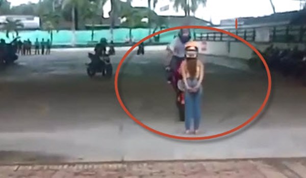 [VIDEO] 'Quái xế' thích thể hiện tông bạn gái nhập viện 
