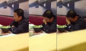 [VIDEO] Con trai bị đúp, bố ngồi vừa ăn vừa khóc