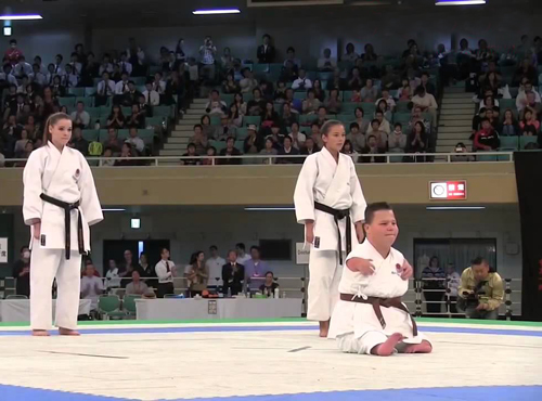 [VIDEO] Cảm động màn biểu diễn karate của cậu bé khuyết tật