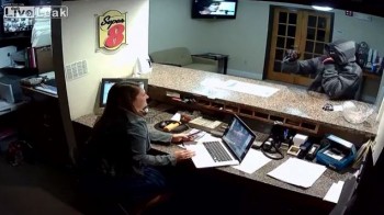 [VIDEO] Cô gái bình tĩnh chống trả tên cướp MacBook