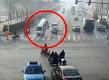 [VIDEO] Ba chiếc ô tô bị nhấc bổng 'bất thường' giữa đường