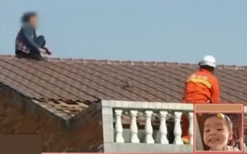 [VIDEO] Chồng đòi li hôn, vợ leo lên nóc nhà dỡ ngói