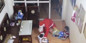 [VIDEO] Giả ông già Noel, vào tận nhà bắt cóc trẻ em