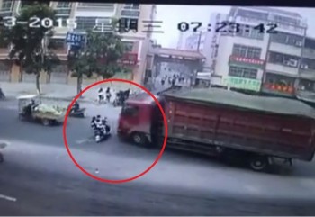 [VIDEO] Xe tải hạng nặng đè chết thanh niên đi xe máy