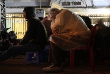 Đà Nẵng: Trắng đêm xếp hàng lấy phiếu tiêm vắc xin