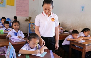 Những cô giáo Việt Nam dạy học ở Lào