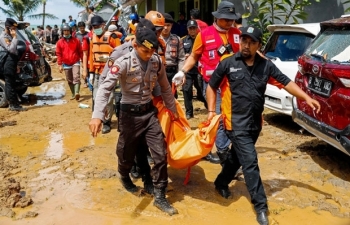 Số người chết do sóng thần tại Indonesia tăng lên gần 400