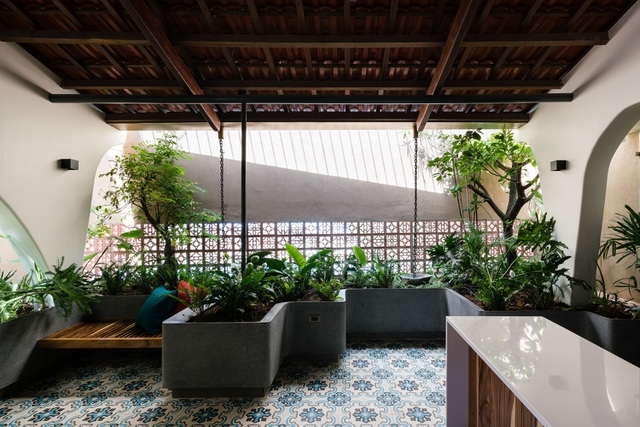 Mê mẩn nhà mái gỗ tuyệt đẹp, có sân thượng xanh mướt đủ loại cây ở Vũng Tàu